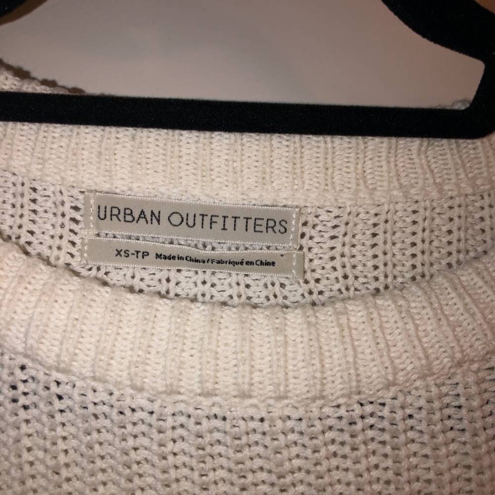 URBAN OUTFITTERS WHITE SWEATER - Picture 3 of 5